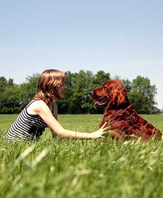 Frau kommuniziert mit ihrem Hund