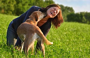 entspannte Frau geniesst die Zeit mit ihrem Hund